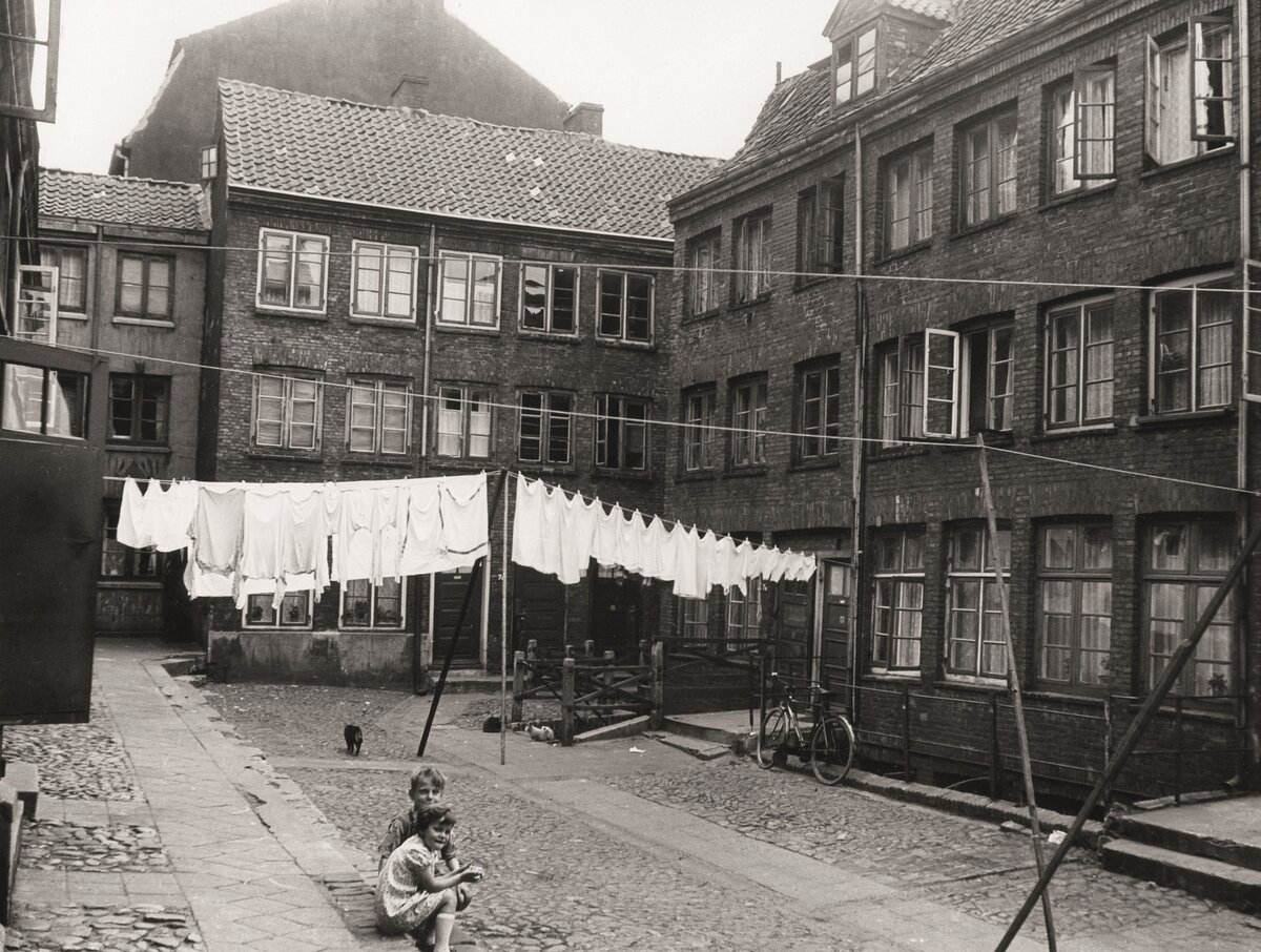 Das Foto zeigt spielende Kinder in einem Innenhof mit zwischen alten Gebäuden