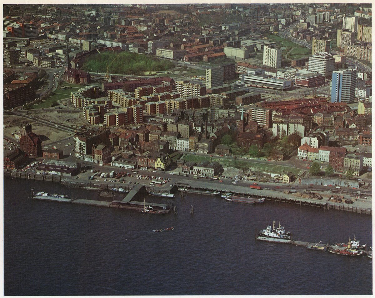 Das Foto zeigt im Vordergrund die Elbe und im Hintergrund die Reeperbahn und Holstenstraße. Dazwischen ist das Neubauquartier am Hexenberg zu sehen.