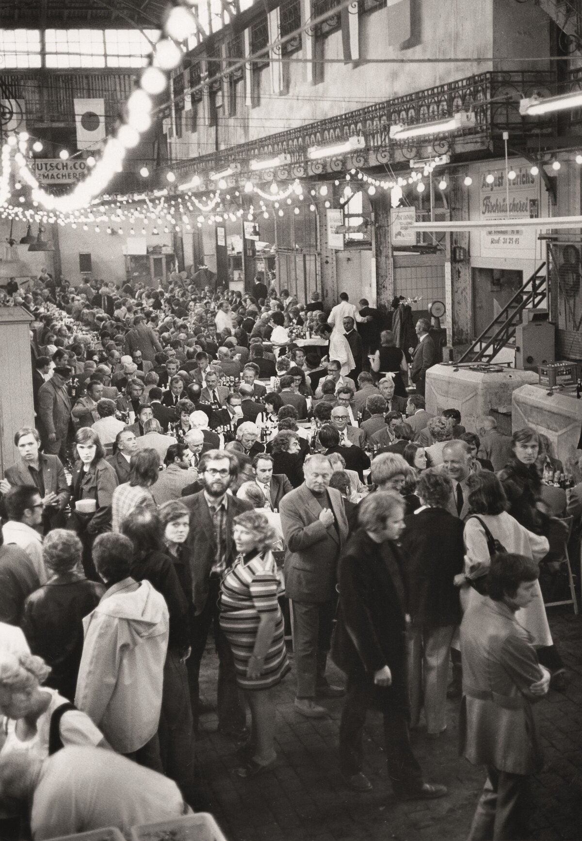 Das historische Foto zeigt Mieterinnen und Mieter bei einem Fest in der Fischauktionshalle